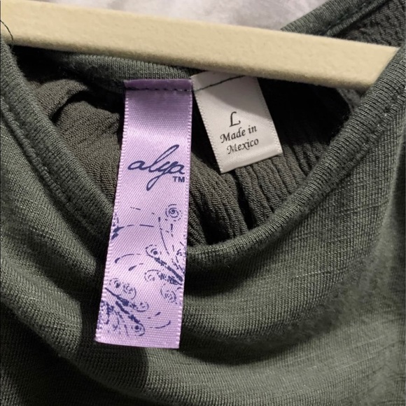 Francesca’s Alya Dark Green Blouse - Picture 3 of 5